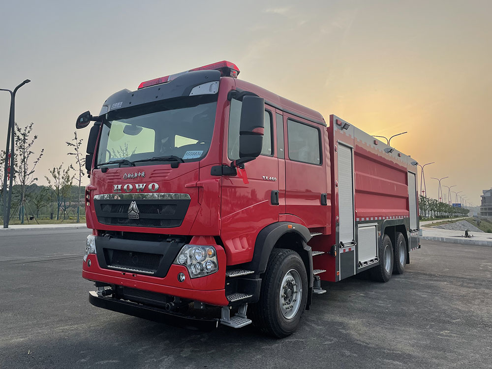 重汽豪沃17m3泡沫消防車